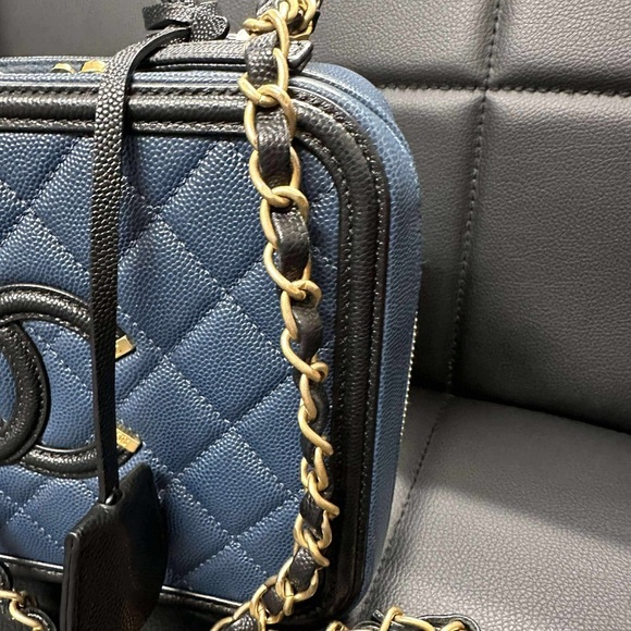 CHANEL Navy Filigree Vanity Medium size - Picture 4 of 11